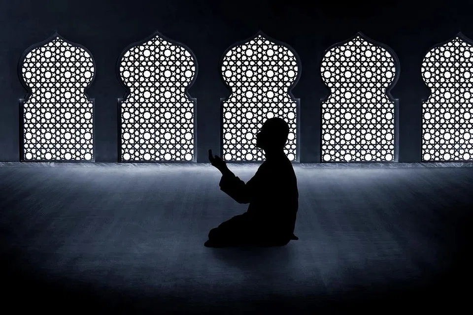 BANYAK FADILAT SOLAT: Solat mampu memberikan ketenangan minda dan meningkatkan kesihatan mental Muslim. Ia juga mampu menghilangkan keletihan serta menjadikan badan seseorang lebih bertenaga untuk melakukan ibadah-ibadah sunat. - Foto ISTOCKPHOTO