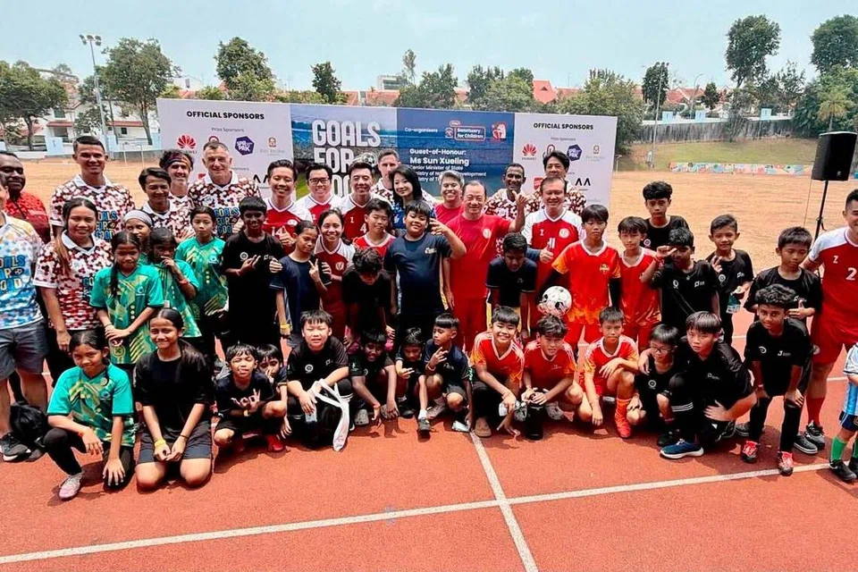 Menteri, Anggota Parlimen (AP), bekas pemain bola sepak kebangsaan serta kanak-kanak daripada CHIJSC berkumpul selepas menjayakan pertandingan bola sepak amal CHIJSC, Goals For Good 2026 di Sekolah Perempuan CHIJ St Nicholas pada 5 September.