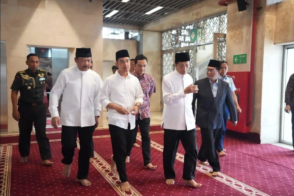 Menteri Agama Encik Nasaruddin Umar (depan kanan) menerima kunjungan hormat daripada Naib Presiden Indonesia, Encik Gibran Rakabuming Raka (dua dari kiri) di Kementerian Agama dalam membincangkan visi bersama bagi memperkukuh nilai negara dan agama bagi mewujudkan Indonesia yang lebih harmoni dan berwibawa. 