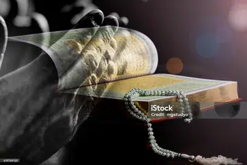 Untuk meraih ganjaran lailatulqadar, kita dianjurkan menghidupkan malam-malam terakhir Ramadan, antaranya, dengan menzahirkan kesyukuran atas nikmat hidayah, membaca Al-Quran, melakukan solat tahajud, bersedekah, memperbanyakkan berzikir dan berdoa kepada Allah agar dikabulkan segala doa kita dan disampaikan semua kebaikan yang kita hajatkan.