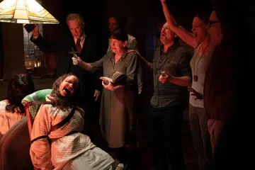 MERONTA DI KERUSI: Babak meronta di kerusi dan terpekik-pekik sedang orang ramai cuba menghalau hantu daripada tubuh Katherine dan Angela ini memerah daya tenaga pelakonnya, Lidya Jewett dan Olivia O’Neill.