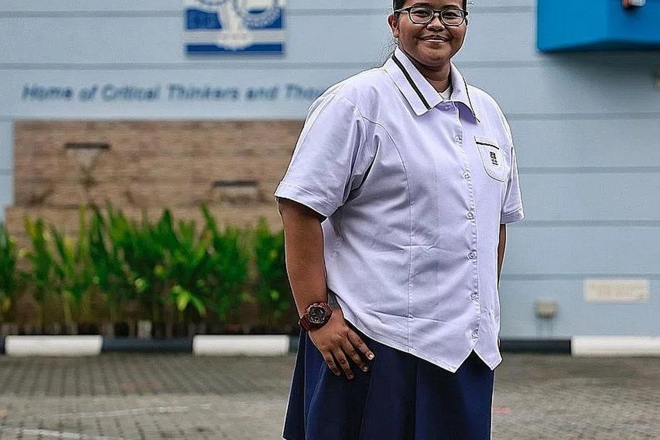JAYA DALAM AKADEMIK DAN CCA: Siti Aisyah Abdul Rahman, pelajar Sekolah Menengah Serangoon Garden adalah antara pelajar terbaik di sekolahnya dalam GCE peringkat 'O' tahun lalu. - Foto BH ole h KEVIN