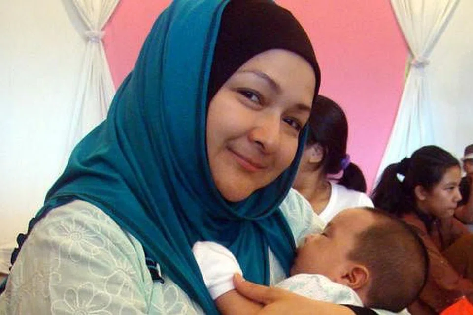 PENAWAR JIWA: Selain dua anak kandungnya, Ziela juga bahagia dengan anak angkatnya. Ibrahim Junid Abdullah, yang kini berusia dua tahun. - Foto fail
