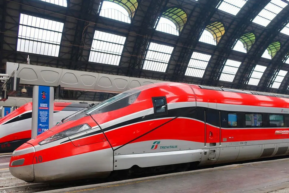 DI ITALY: Bergelar Frecciarossa yang bermakna 'anak panah merah', tren paling laju di Eropah ini mampu membawa penumpang dari Milan ke Florence atau Rome dalam masa kurang tiga jam. - Foto AFP