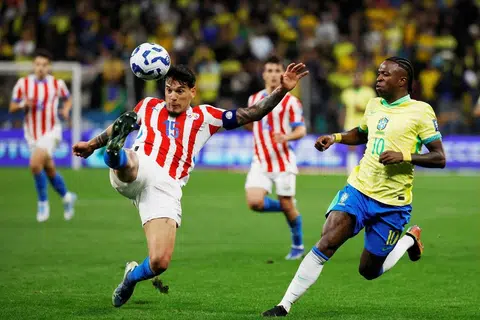 Kapten pasukan Paraguay, Gustavo Gomez (kiri), dijangka mengetuai barisan pertahanan pasukan itu bagi mengekang jentera serangan pantas Amerika Syarikat.