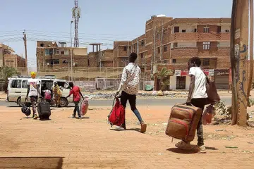 SELAMATKAN DIRI: Kelihatan penduduk di Khartoum sedang menaiki bas mini untuk melarikan diri daripada zon perang. Ramai yang mengalami kekurangan makanan dan bekalan asas sedang pertempuran senjata api memuncak. - Foto AFP