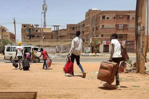 SELAMATKAN DIRI: Kelihatan penduduk di Khartoum sedang menaiki bas mini untuk melarikan diri daripada zon perang. Ramai yang mengalami kekurangan makanan dan bekalan asas sedang pertempuran senjata api memuncak. - Foto AFP