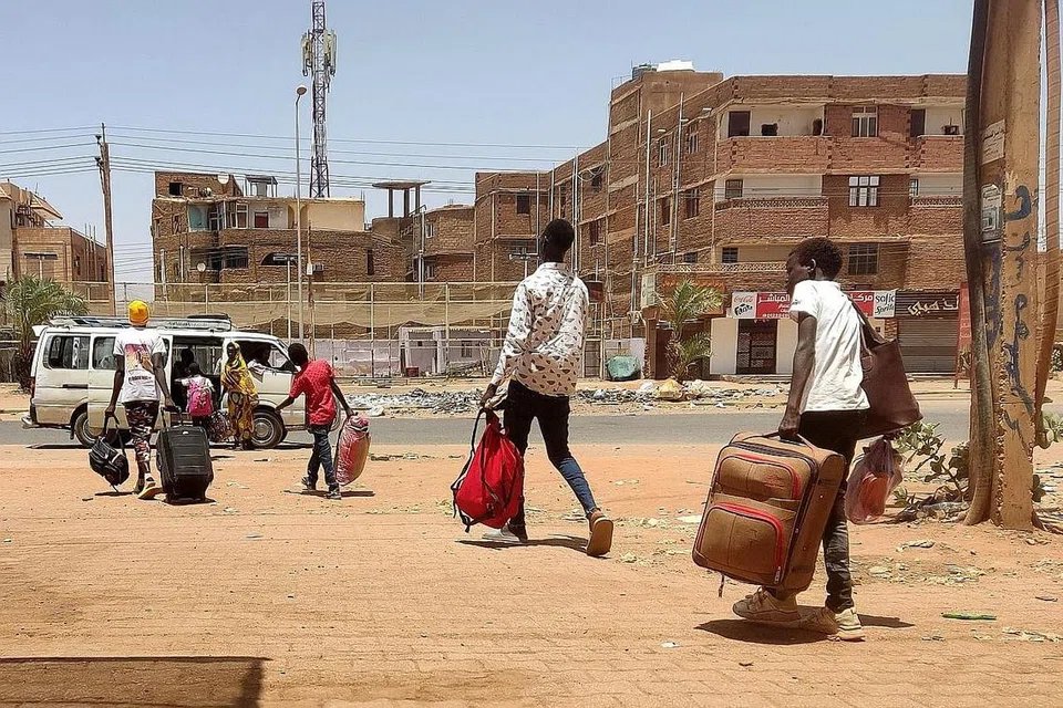 SELAMATKAN DIRI: Kelihatan penduduk di Khartoum sedang menaiki bas mini untuk melarikan diri daripada zon perang. Ramai yang mengalami kekurangan makanan dan bekalan asas sedang pertempuran senjata api memuncak. - Foto AFP