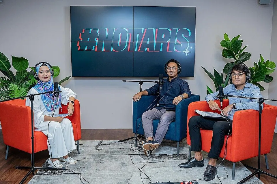 PERBINCANGAN FARAID: Aspek faraid dibincangkan dengan lebih terperinci dalam podcast '#NoTapis: Merancang Legasi Anda' bersama (dari kiri) hos Cik Shahida Sarhid, Ustaz Nuzaihan Hamdan dan Encik Ezra Bunyamin. - Foto BH oleh NUR DIYANA TAHA