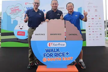 BERJALAN DEMI KEBAIKAN: (Dari kiri) Pengerusi FairPrice Group, Encik Vipul Chawla; Encik Fahmi Aliman; dan Pengerusi Yayasan FairPrice, Encik Seah Kian Peng, semasa pelancaran FairPrice Walk for Rice +@ South East semalam. - Foto CDC SOUTH EAST