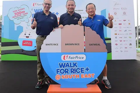 BERJALAN DEMI KEBAIKAN: (Dari kiri) Pengerusi FairPrice Group, Encik Vipul Chawla; Encik Fahmi Aliman; dan Pengerusi Yayasan FairPrice, Encik Seah Kian Peng, semasa pelancaran FairPrice Walk for Rice +@ South East semalam. - Foto CDC SOUTH EAST