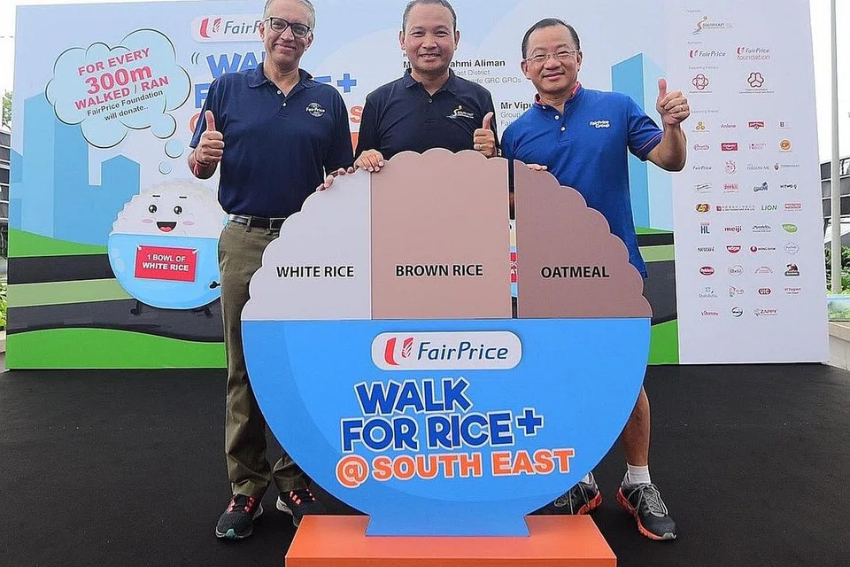 BERJALAN DEMI KEBAIKAN: (Dari kiri) Pengerusi FairPrice Group, Encik Vipul Chawla; Encik Fahmi Aliman; dan Pengerusi Yayasan FairPrice, Encik Seah Kian Peng, semasa pelancaran FairPrice Walk for Rice +@ South East semalam. - Foto CDC SOUTH EAST