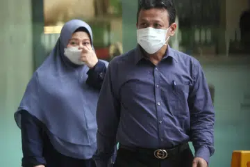 DALANGI SKIM MLM: Pasangan suami isteri, Mohamad Hisham Mohd Idris, 58 tahun, dan isteri, Nurnavi Janti Imam Makruf, 53 tahun, merupakan dua orang pertama yang menyertai dan mempromosikan program rujukan Galaxy Trio di Singapura.
