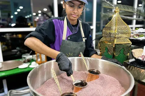 Kopi Turki yang dipanaskan di atas permukaan pasir merupakan antara kelainan yang cuba dibawa oleh Legoland Malaysia Resort dalam menu ‘Rasa Nusantara’.