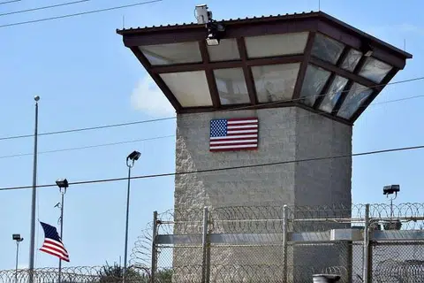 Gambar fail menara pengawal kemudahan tahanan Kem 6 di Guantanamo Bay, Cuba.