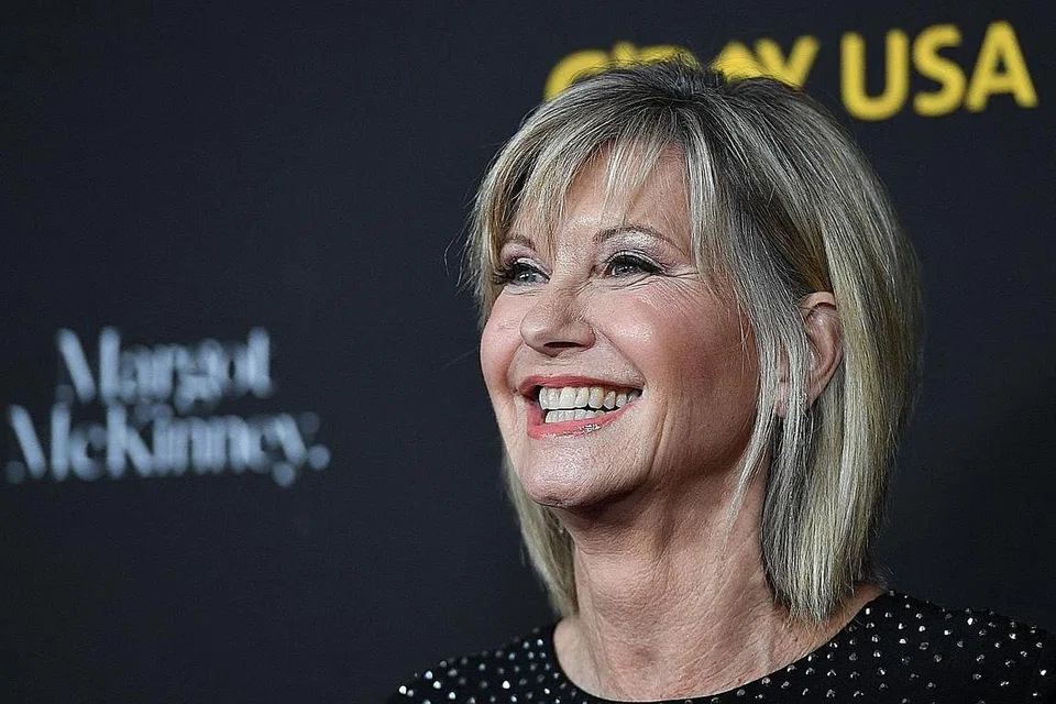 SEMANGAT POSITIF TIDAK LUNTUR: Walaupun berdepan dengan bermacam ujian hidup seperti menghidap barah buah dada, Olivia Newton-John dilihat sebagai pemberi motivasi buat teman-teman seninya agar bangkitkan semangat baru dalam setiap yang dilakukan. - Foto AFP