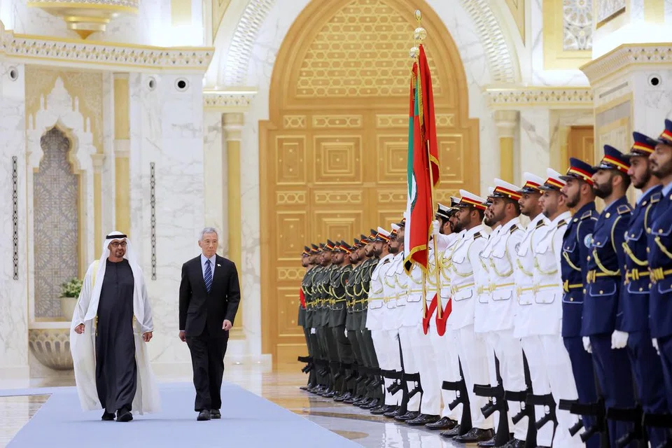 PERKUKUH KERJASAMA: Perdana Menteri, Encik Lee Hsien Loong memeriksa Barisan Kehormat bersama Presiden UAE,  Sheikh Mohamed Bin Zayed Al Nahyan. Singapura dan UAE telah memeterai beberapa perjanjian termasuk mengiktiraf sijil halal masing-masing. 