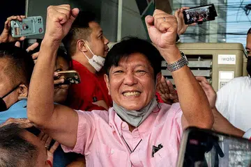 MENANG BESAR: Encik Ferdinand 'Bongbong' Marcos Jr menang besar dalam kiraan undi awal pilihan raya presiden Filipina yang berlangsung 9 Mei lalu. - Foto REUTERS