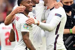 TUNGGAK UTAMA ENGLAND: Harry Kane (tengah) bersama Raheem Sterling (kiri) dan Jack Grealish meraikan kemenangan England yang mencipta sejarah menewaskan Jerman 2-0 awal pagi semalam, sekali gus menempah slot ke suku akhir bertemu Ukraine. - Foto EPA-EFE
