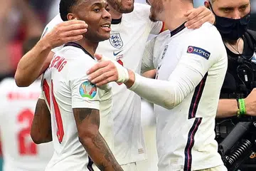 TUNGGAK UTAMA ENGLAND: Harry Kane (tengah) bersama Raheem Sterling (kiri) dan Jack Grealish meraikan kemenangan England yang mencipta sejarah menewaskan Jerman 2-0 awal pagi semalam, sekali gus menempah slot ke suku akhir bertemu Ukraine. - Foto EPA-EFE