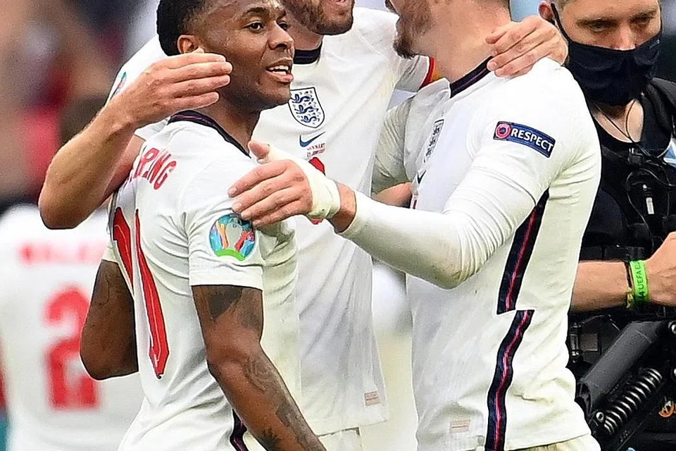 TUNGGAK UTAMA ENGLAND: Harry Kane (tengah) bersama Raheem Sterling (kiri) dan Jack Grealish meraikan kemenangan England yang mencipta sejarah menewaskan Jerman 2-0 awal pagi semalam, sekali gus menempah slot ke suku akhir bertemu Ukraine. - Foto EPA-EFE