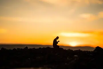 Kesedaran terhadap pentingnya membuat persiapan bagi kehidupan akhirat akan membawa manusia kepada usaha yang gigih dan berterusan di dunia ini. 