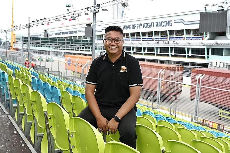GHAIRAH SAMBUT PENGUNJUNG SEMULA: Encik Hafiz, antara tugas lain, merancang operasi dan pengurusan orang ramai di pintu masuk Grand Prix Singapura. - Foto BM oleh KHALID BABA 