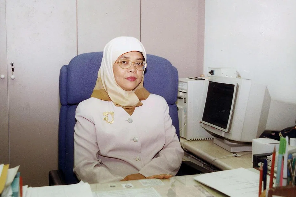 Puan Halimah Yacob, di pejabatnya ketika bergelar Pengurus Perkhidmatan Perundangan Am di Kongres Kesatuan Sekerja Kebangsaan (NTUC). Jawatan pertamanya di NTUC adalah sebagai pegawai perhubungan industri pada 1978.