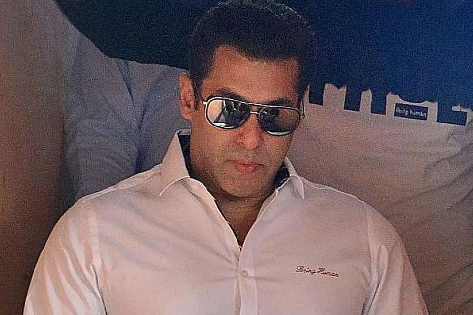 Salman Khan keluar dari mahkamah selepas keputusan.
