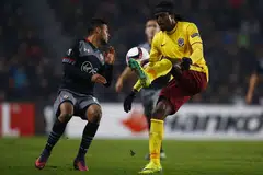Pemain Southampton Sofiane Boufal bersaing dengan pemain Sparta Prague Costa Nhamoinesu (jersi kuning) dalam perlawanan Kumpulan K Liga Europa di Generali Arena, Prague pada Khamis (24 Nov). 