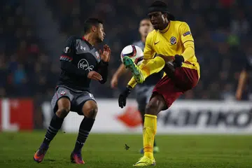 Pemain Southampton Sofiane Boufal bersaing dengan pemain Sparta Prague Costa Nhamoinesu (jersi kuning) dalam perlawanan Kumpulan K Liga Europa di Generali Arena, Prague pada Khamis (24 Nov). 