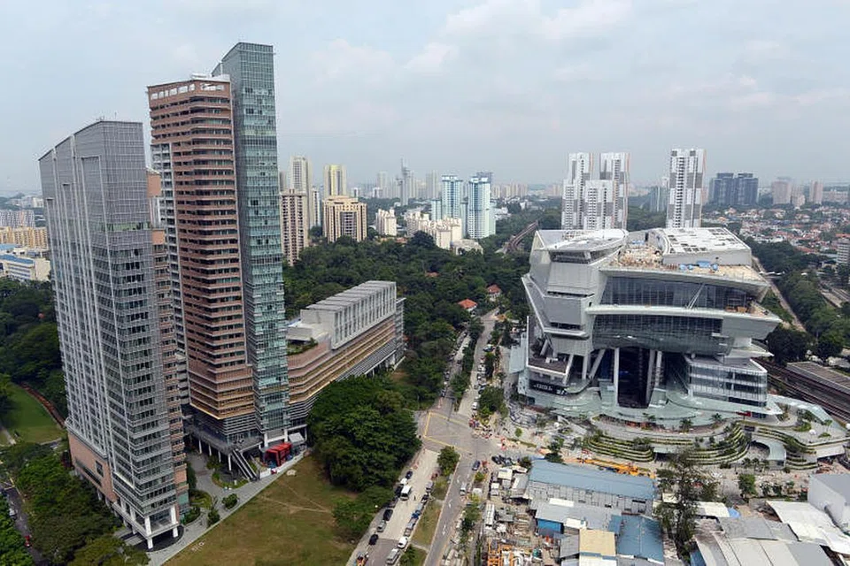 KEMUNGKINAN SUMBER JANGKITAN: Pekerja pembersihan yang bertugas di Park Avenue Rochester (bangunan paling kiri) yang dijadikan kemudahan khusus bagi mereka yang menjalani Notis Jangan Keluar Rumah (SHN) kemungkinan sumber jangkitan asal kelompok JEM/Westgate, jelas Kementerian Kesihatan (MOH). - Foto FAIL