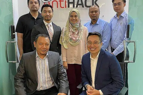 MANFAAT KEKUATAN TEKNOLOGI: Encik Khairul (kanan, duduk) bersama Pengarah Eksekutif Antah SNC Homeland Security Sdn Bhd, Dato' Shafik Rizaal Profesor Madya Hj Saaban (kiri, duduk), serta kakitangan mereka di pejabat AntiHack.me di Subang Jaya. - Foto ihsan KHAIRUL AZAM AHMAD