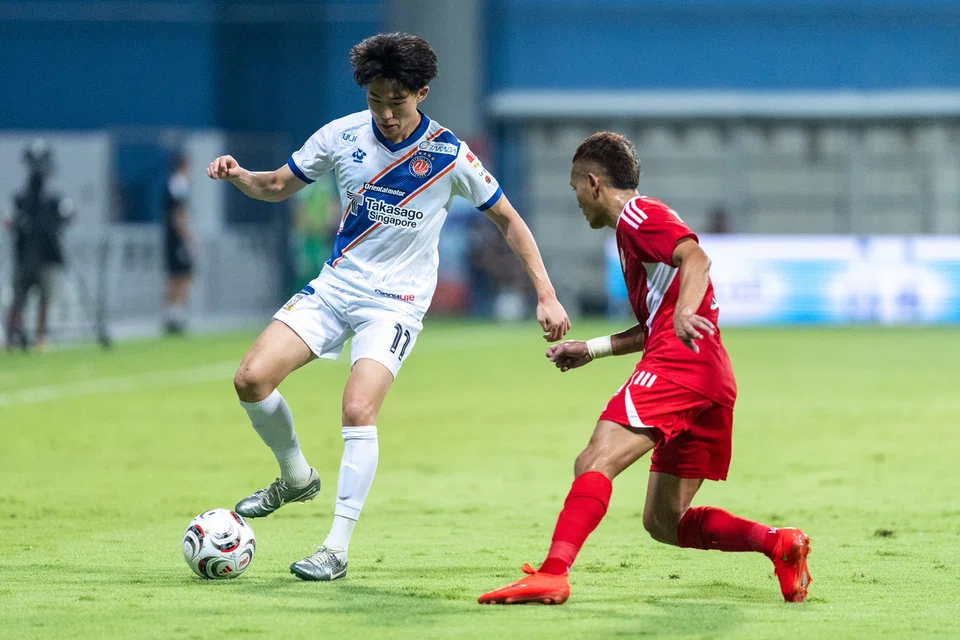 Penyerang FC Jurong, Toa Suenaga (kiri), menjadi sandaran utama jentera serangan FC Jurong selepas menjaringkan dua gol dan satu bantuan gol dalam dua perlawanan pembukaan Liga Perdana Singapura (SPL).