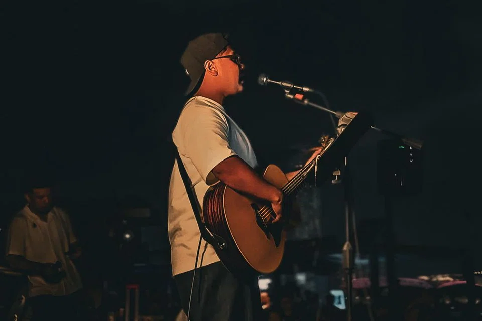 Penampilan khas oleh Muhammad Fadhlan Anshory Mustapah, atau lebih mesra dikenali sebagai Olan, di pertunjukan seniman jalanan di Marina Bay, Olympic Walk, pada 28 Jun.