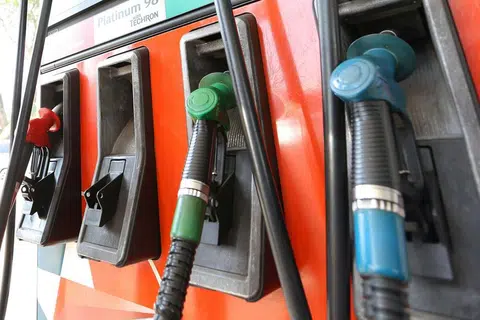NAK TAHU, TANYA TANGKI DULU: Gred atau jenis minyak yang diperkukan sesebuah kereta biasanya dinyatakan pada penutup tangki minyak kereta itu. Ia akan menyatakan sama ada kereta itu memerlukan "unleaded petrol only" atau "premium unleaded only". - Foto fail