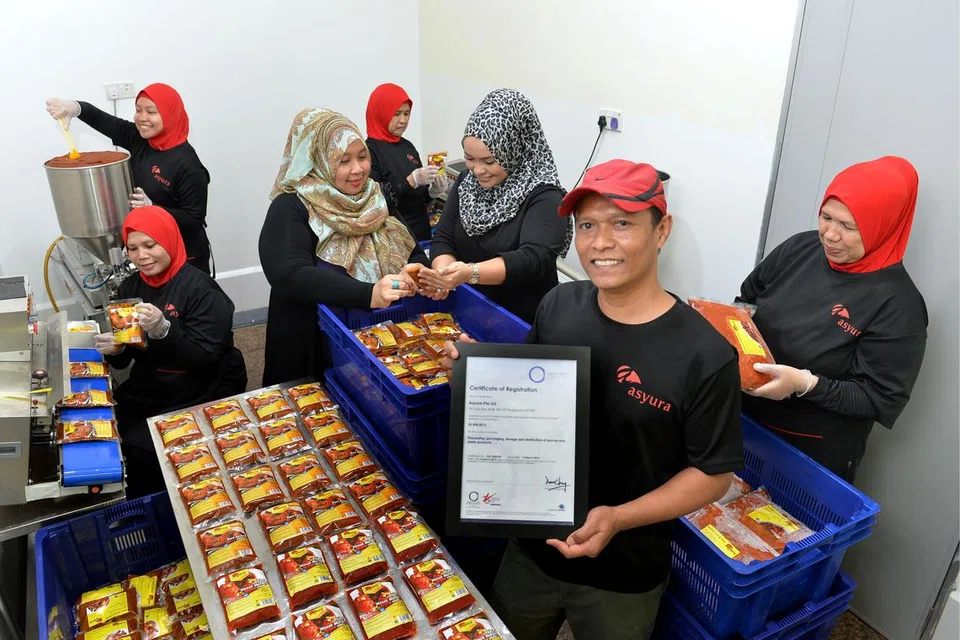 DEMI MENGEMBANGKAN LAGI PERNIAGAAN: Suami Cik Norhuda, Encik Ramlan Sanwan, memegang sijil yang diperolehi. Bersamanya ialah Cik Norhuda (tiga dari kiri), perunding cara Asyura, Cik Harasha Bafana (tiga dari kanan), dan pekerja Asyura. - Foto M.O. SALLEH