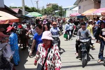 Penduduk Kemboja membeli makanan di pasar jalanan di Phnom Penh, Kemboja, pada 1 Ogos 2025. Amerika Syarikat telah mengurangkan kadar tarif ke atas eksport Kemboja daripada 49 peratus kepada 19 peratus, susulan permintaan yang dibuat semasa perbualan telefon antara kepimpinan Kemboja dan Presiden Amerika Syarikat, Donald Trump. Langkah ini dijangka menyokong pertumbuhan ekonomi Kemboja, mengukuhkan perdagangan dua hala, dan mempromosikan keamanan yang berkekalan di rantau Asia Tenggara.