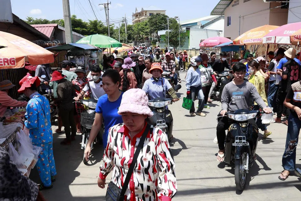 Penduduk Kemboja membeli makanan di pasar jalanan di Phnom Penh, Kemboja, pada 1 Ogos 2025. Amerika Syarikat telah mengurangkan kadar tarif ke atas eksport Kemboja daripada 49 peratus kepada 19 peratus, susulan permintaan yang dibuat semasa perbualan telefon antara kepimpinan Kemboja dan Presiden Amerika Syarikat, Donald Trump. Langkah ini dijangka menyokong pertumbuhan ekonomi Kemboja, mengukuhkan perdagangan dua hala, dan mempromosikan keamanan yang berkekalan di rantau Asia Tenggara.
