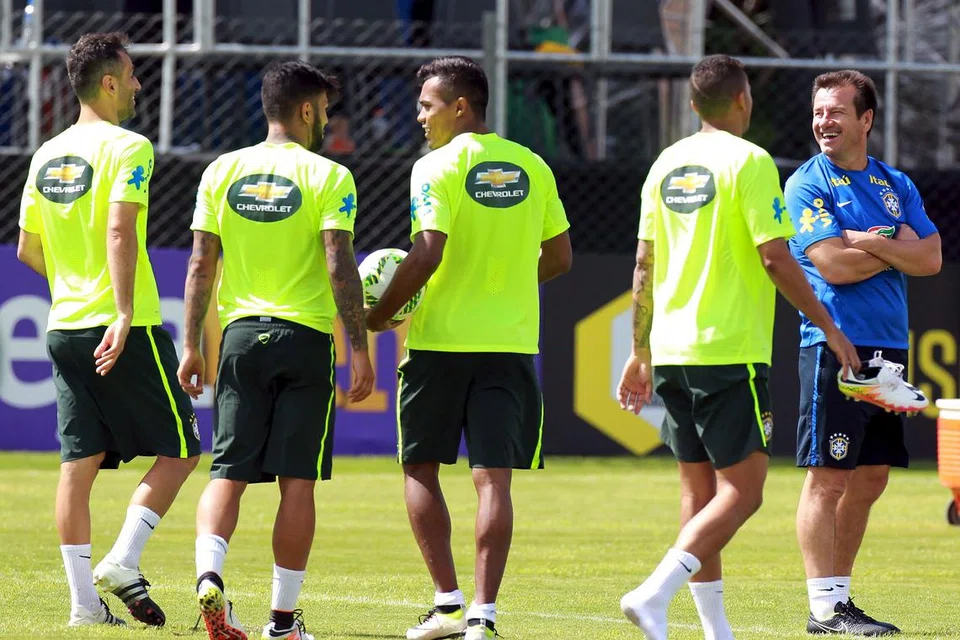 SKUAD MUDA: Dunga (kanan) bersama pasukannya dalam latihan baru-baru ini. - Foto REUTERS