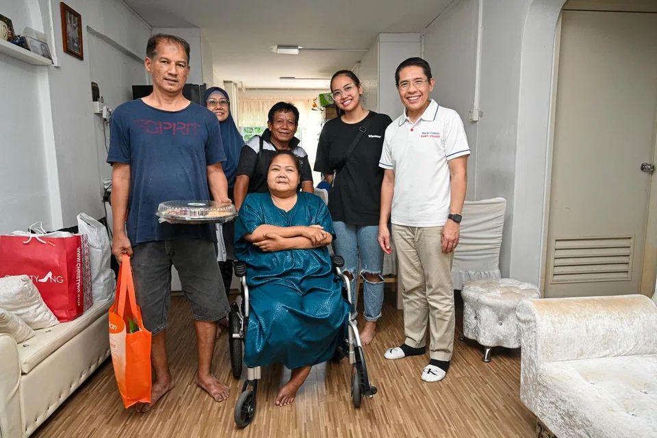 Encik Abdul Wahid Maideen (kiri), isterinya Cik Sateriaya Abdul (berkerusi roda) dan anaknya Cik Natasha Amirah Abdullah (dua dari kanan) bersama Menteri di Pejabat Perdana Menteri yang juga Anggota Parlimen bagi GRC East Coast, Dr Mohamad Maliki Osman (kanan) dan para relawan GRC East Coast.