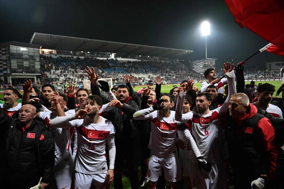 Pemain Turkey meraikan kejayaan melayakkan diri ke pusingan akhir Piala Dunia 2026 selepas mengatasi Kosovo 1-0 pada aksi final playoff zon Eropah di Stadium Fadil Vokrri, Pristina. 