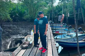 Pengerusi Jawatankuasa Pertanian, Industri Asas Tani dan Kemajuan Luar Bandar Johor, Encik Md Israk Abdullah melihat keadaan Sungai Simpang Kiri, Pontian, pada 26 Ogos.