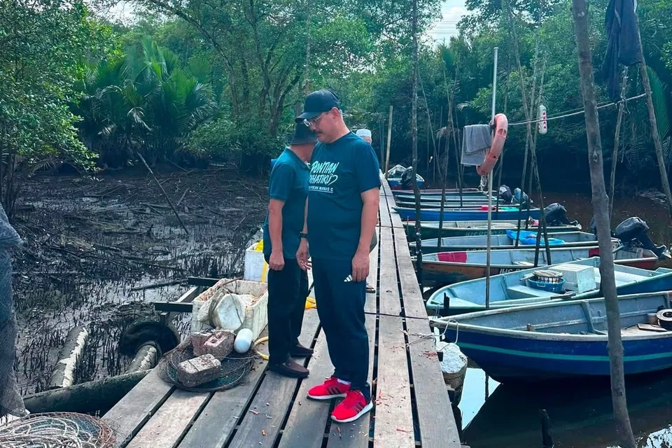 Pengerusi Jawatankuasa Pertanian, Industri Asas Tani dan Kemajuan Luar Bandar Johor, Encik Md Israk Abdullah melihat keadaan Sungai Simpang Kiri, Pontian, pada 26 Ogos.