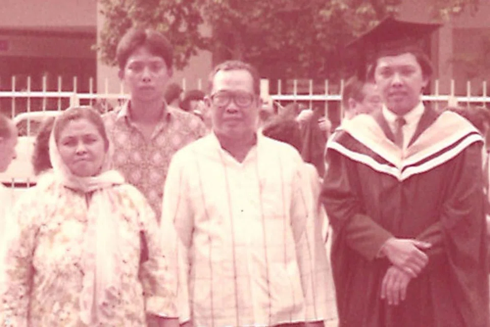 BERKAT DOA IBU BAPA: Encik Bahren (kanan) bersama ibu bapanya, Cik Sarah dan Haji Shaari, semasa upacara tamat pengajiannya di NUS. - Foto fail