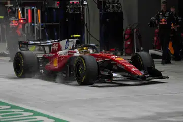Terlepas untuk memasuki lorong pit sewaktu Grand Prix Singapura pada 11 Oktober, Lewis Hamilton gagal meraih tempat di podium dan sekadar menamatkan perlumbaan di tempat keenam yang agak mengecewakan.