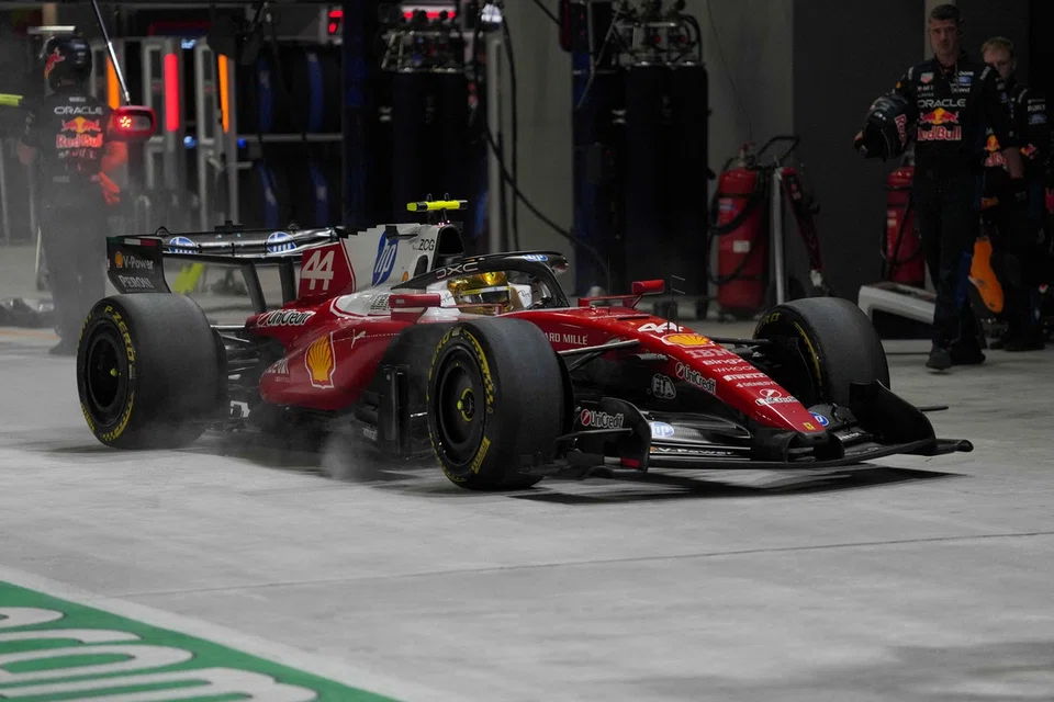 Terlepas untuk memasuki lorong pit sewaktu Grand Prix Singapura pada 11 Oktober, Lewis Hamilton gagal meraih tempat di podium dan sekadar menamatkan perlumbaan di tempat keenam yang agak mengecewakan.