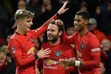 MATA KEMENANGAN: Pemain tengah Manchester United asal Sepanyol, Juan Mata, menjaringkan gol tunggal pada minit ke-67 yang membawa kemenangan 1-0 ke atas Wolverhampton Wanderers. Bersamanya ialah Brandon Williams (kiri) dan Marcus Rashford (kanan) semasa perlawanan ulangan pusingan ke-3 Piala FA England di Manchester, awal pagi semalam. - Foto EPA-EFE