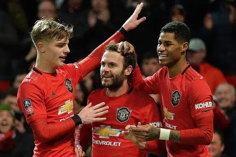 MATA KEMENANGAN: Pemain tengah Manchester United asal Sepanyol, Juan Mata, menjaringkan gol tunggal pada minit ke-67 yang membawa kemenangan 1-0 ke atas Wolverhampton Wanderers. Bersamanya ialah Brandon Williams (kiri) dan Marcus Rashford (kanan) semasa perlawanan ulangan pusingan ke-3 Piala FA England di Manchester, awal pagi semalam. - Foto EPA-EFE