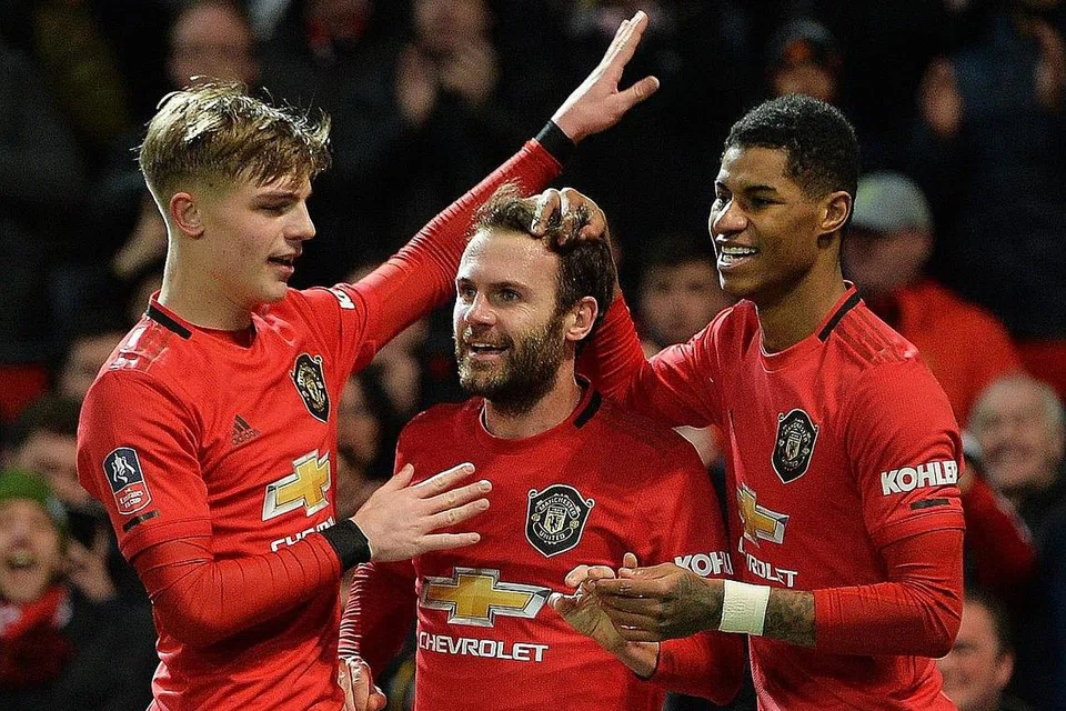 MATA KEMENANGAN: Pemain tengah Manchester United asal Sepanyol, Juan Mata, menjaringkan gol tunggal pada minit ke-67 yang membawa kemenangan 1-0 ke atas Wolverhampton Wanderers. Bersamanya ialah Brandon Williams (kiri) dan Marcus Rashford (kanan) semasa perlawanan ulangan pusingan ke-3 Piala FA England di Manchester, awal pagi semalam. - Foto EPA-EFE